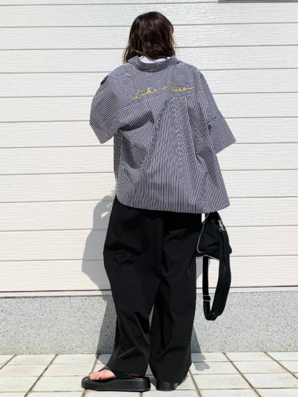 ブラック系のその他パンツ、ブラック系のシャツ/ブラウス、ホワイト系のTシャツ/カットソーを着用したレディースの春コーディネートの2枚目の写真