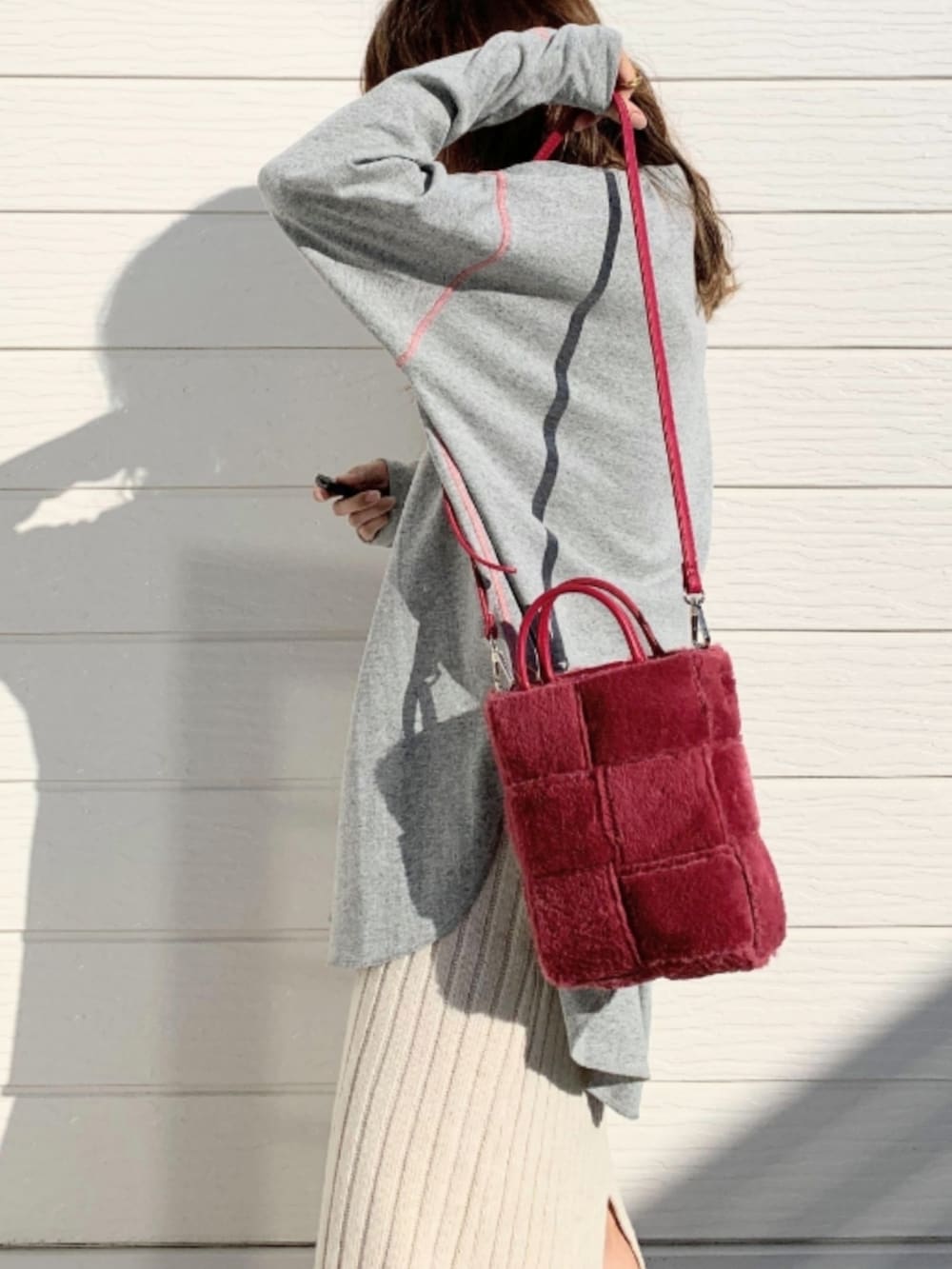 ホワイト系のスカート、シルバー系のスニーカー、グレー系のTシャツ/カットソーを着用したレディースの秋コーディネートの5枚目の写真