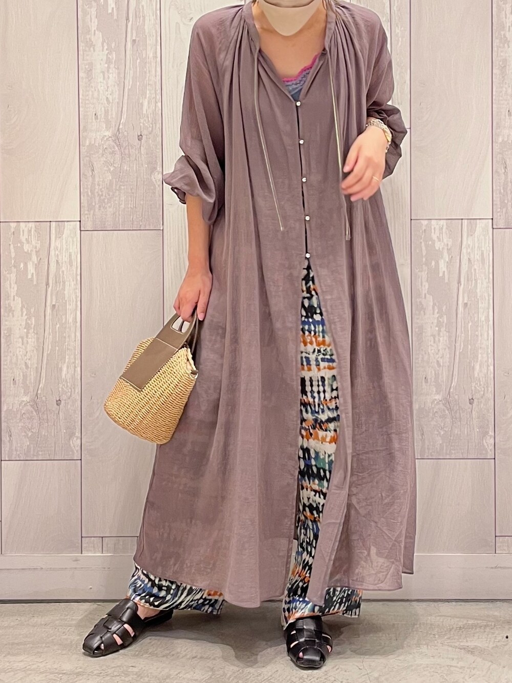 ブラウン系のかごバッグ、ブルー系のその他パンツ、ブラウン系のワンピースを着用したレディースの夏コーディネートの2枚目の写真