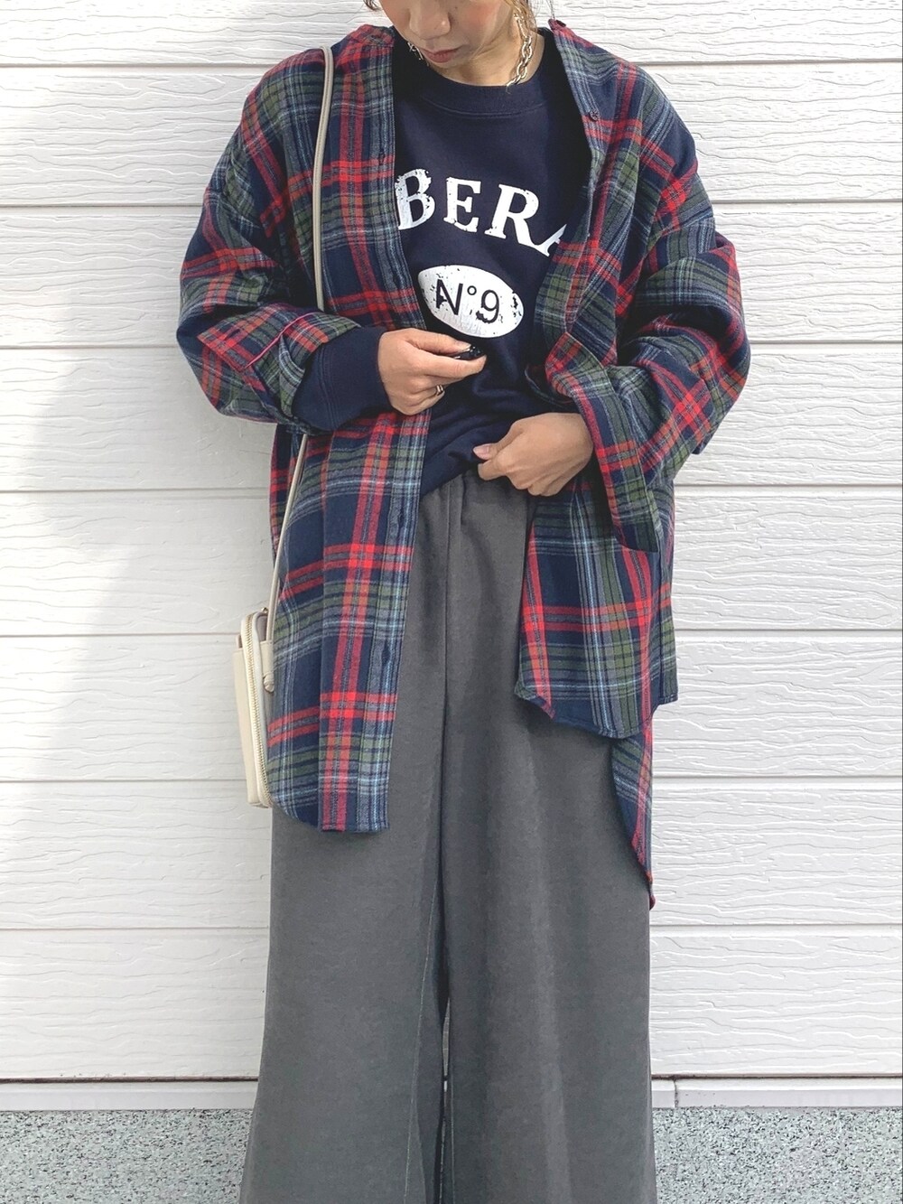 ブルー系のスウェット、グレー系のその他パンツ、ホワイト系のショルダーバッグを着用したレディースの冬コーディネートの3枚目の写真