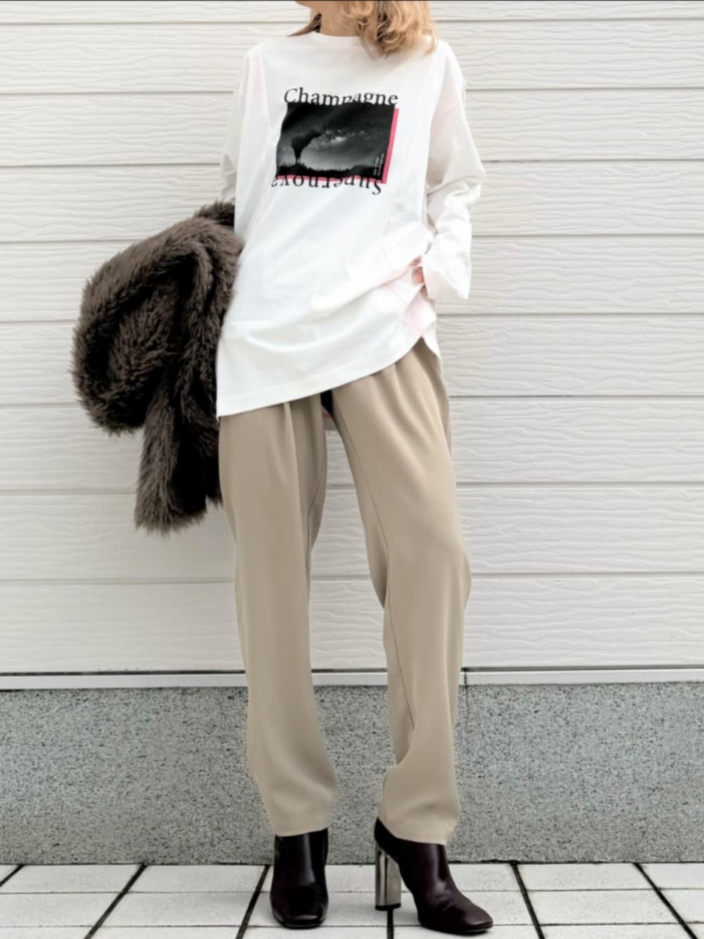 ベージュ系のその他パンツ、ブラウン系のブーツ、グリーン系のノーカラーコートを着用したレディースの秋コーディネートの3枚目の写真