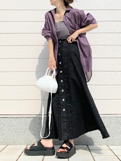 パープル系のシャツ/ブラウス、ホワイト系のショルダーバッグ、ブラック系のデニムスカートを着用したレディースの春コーディネートの2枚目の写真