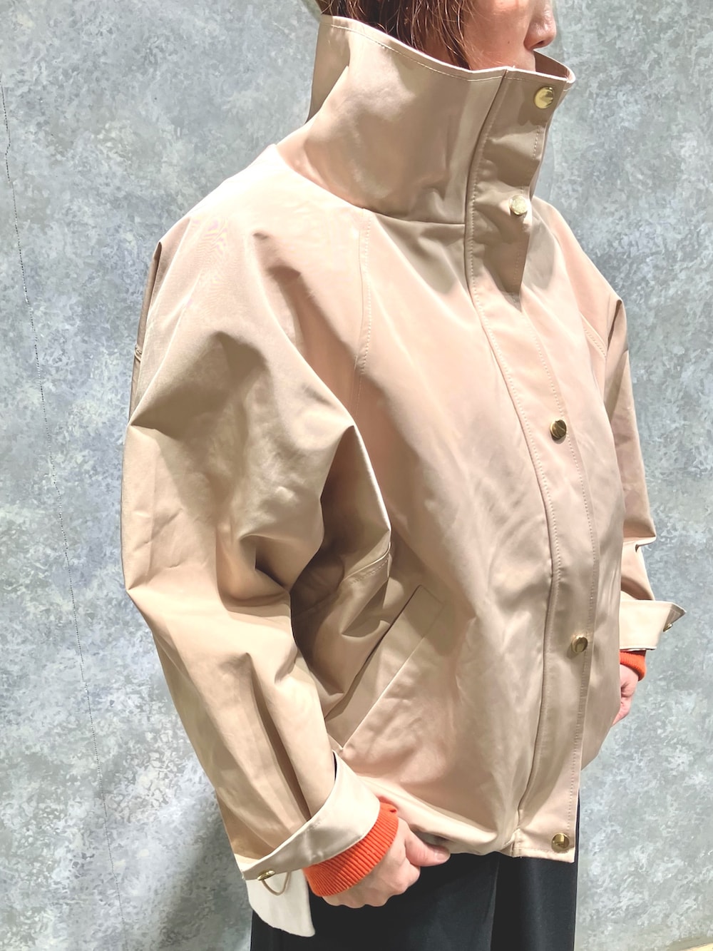 ブラック系のその他パンツ、ベージュ系のマウンテンパーカー、ホワイト系のニット/セーターを着用したレディースの冬コーディネートの3枚目の写真