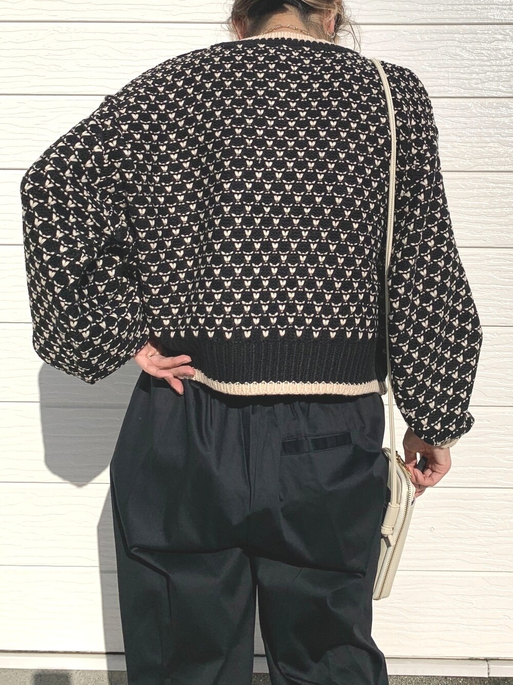 ブラック系のその他パンツ、ホワイト系のショルダーバッグ、ブラック系のローファーを着用したレディースの秋コーディネートの3枚目の写真