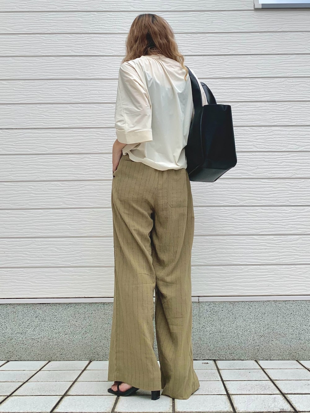 ホワイト系のシャツ/ブラウス、ブラウン系のその他パンツ、ブラック系のトートバッグを着用したレディースの夏コーディネートの3枚目の写真