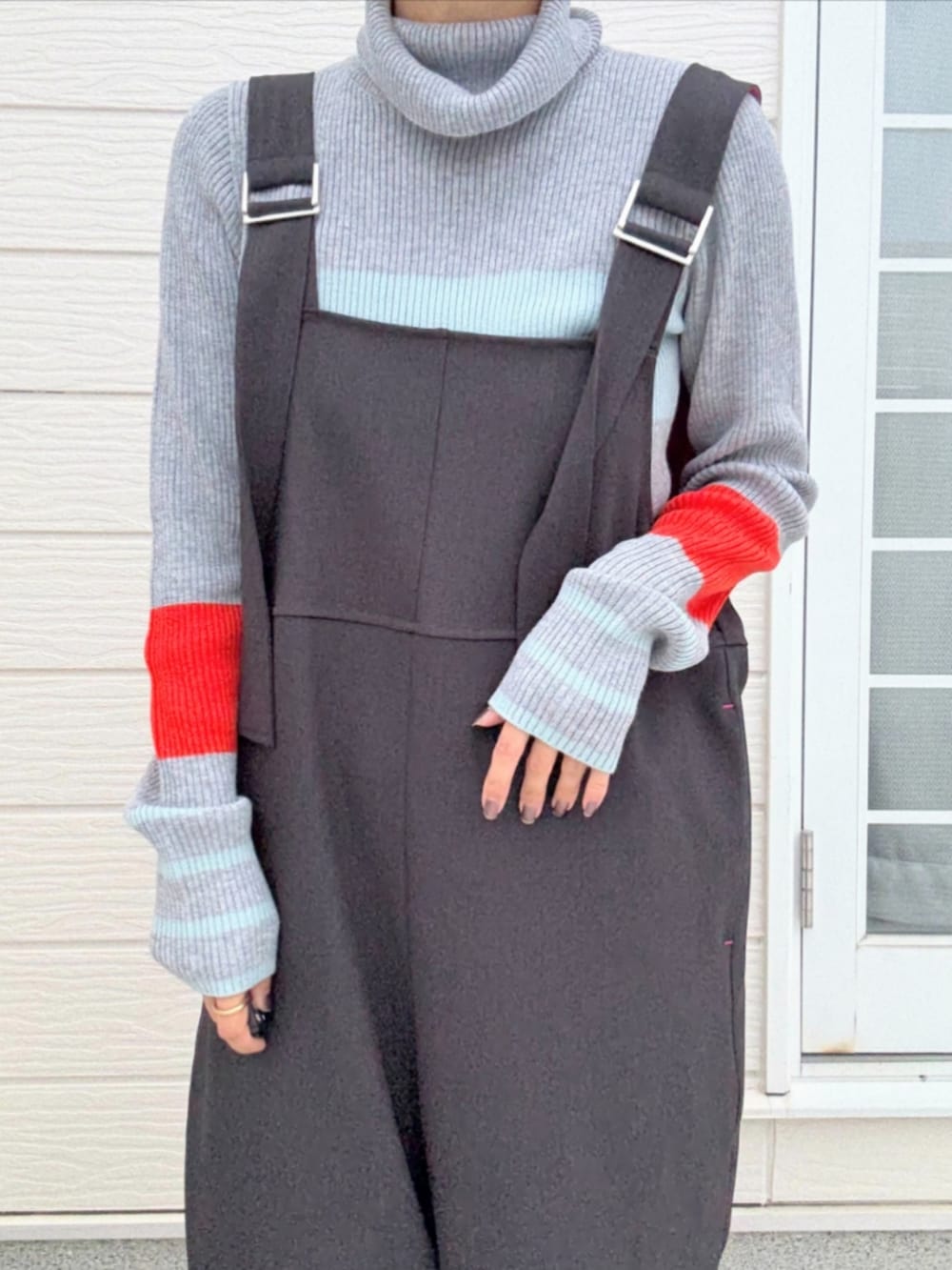 ブラック系のバックパック/リュック、グレー系のサロペット/オーバーオール、グレー系のニット/セーターを着用したレディースの秋コーディネートの3枚目の写真