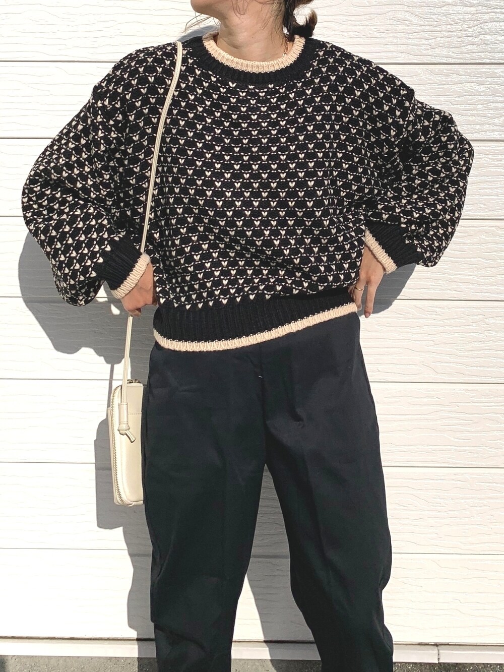 ブラック系のその他パンツ、ホワイト系のショルダーバッグ、ブラック系のローファーを着用したレディースの秋コーディネートの2枚目の写真