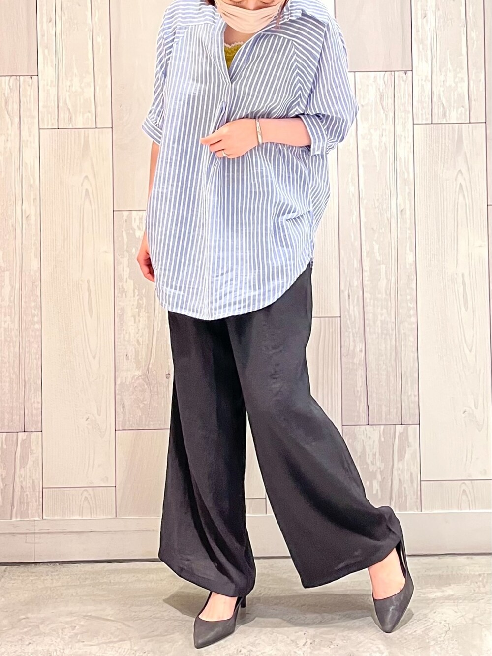 ブルー系のシャツ/ブラウス、ブラック系のその他パンツ、ホワイト系のショルダーバッグを着用したレディースの夏コーディネートの2枚目の写真