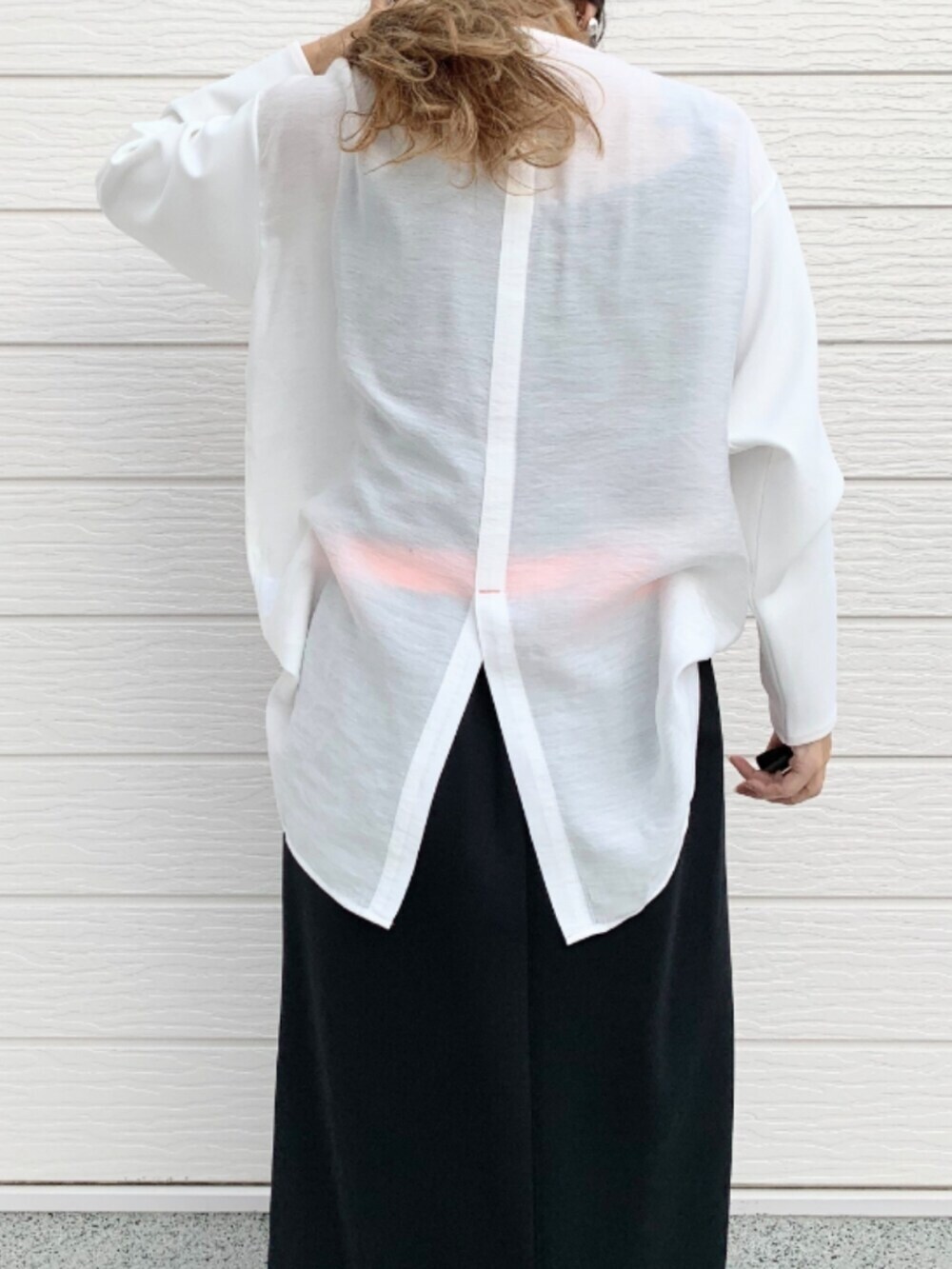 ゴールド系のスカート、ブラウン系のブーツ、ホワイト系のTシャツ/カットソーを着用したレディースの秋コーディネートの5枚目の写真