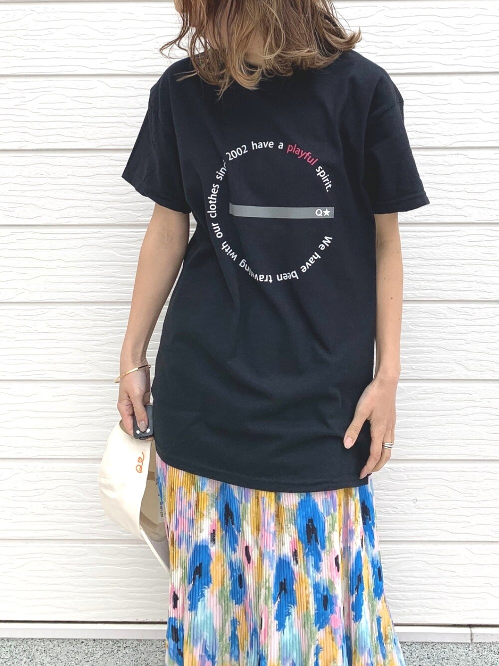 ブラック系のサンダル、ブラック系のTシャツ/カットソー、ブルー系のスカートを着用したレディースの春コーディネートの4枚目の写真