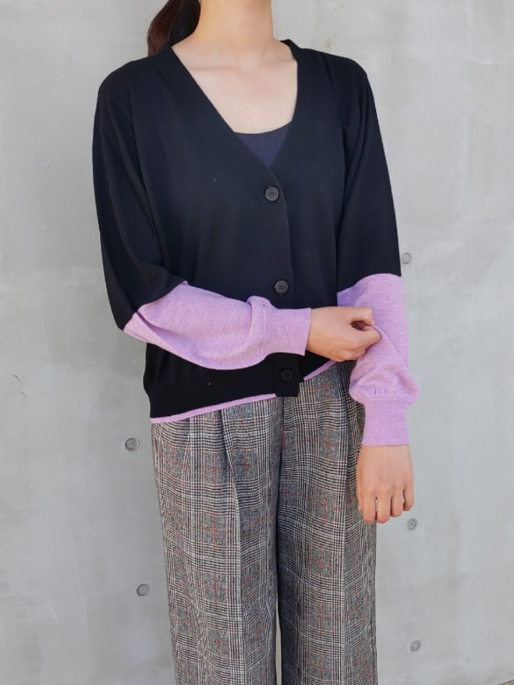 ベージュ系のトートバッグ、ブラック系のスラックス、ブラック系のカーディガン/ボレロを着用したレディースの秋コーディネートの3枚目の写真