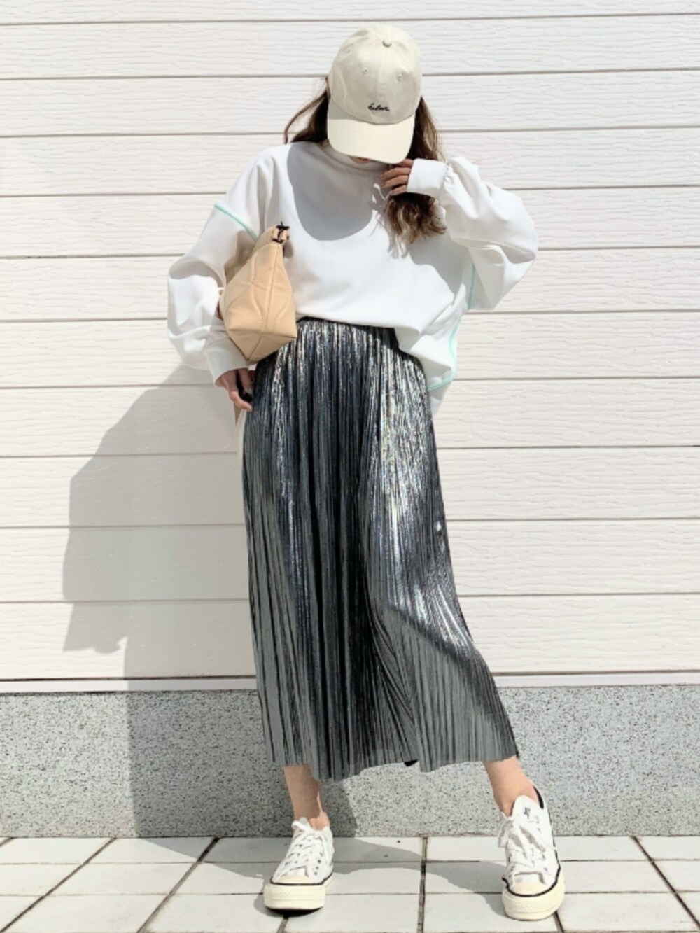 ホワイト系のTシャツ/カットソー、ホワイト系のスニーカー、シルバー系のスカートを着用したレディースの春コーディネートの2枚目の写真