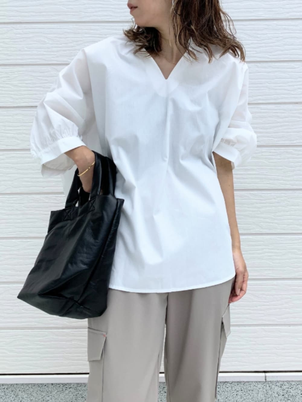 ベージュ系のカーゴパンツ、ホワイト系のシャツ/ブラウスを着用したレディースの夏コーディネートの4枚目の写真