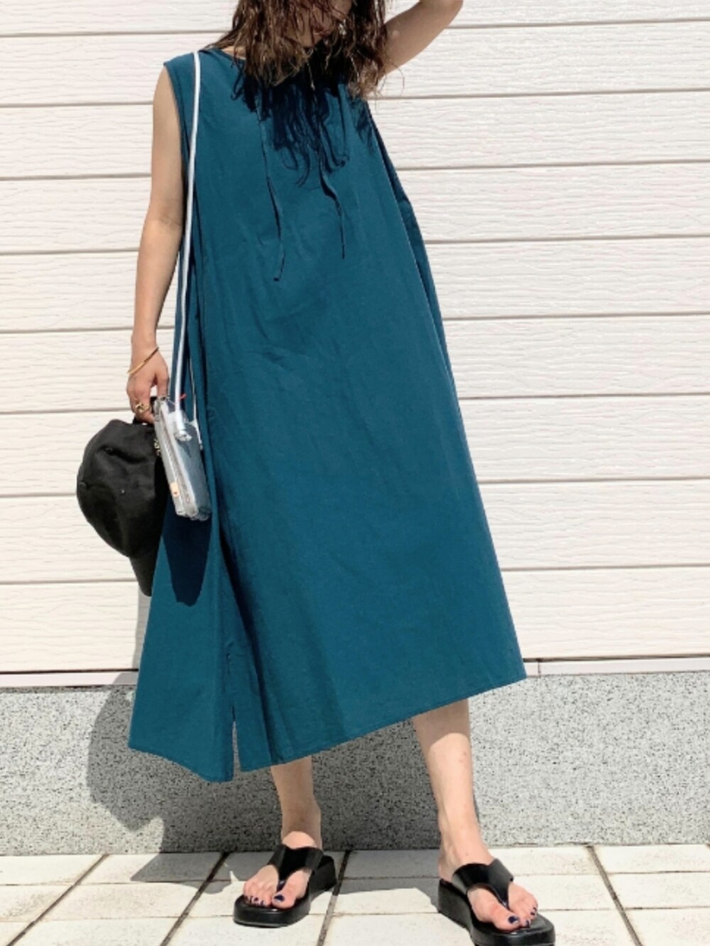 グリーン系のワンピース、グレー系のキャップを着用したレディースの夏コーディネートの2枚目の写真