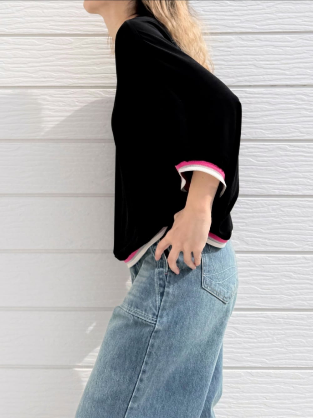 ブルー系のデニムパンツ、ブラック系のスニーカー、ブラック系のシャツ/ブラウスを着用したレディースの春コーディネートの5枚目の写真