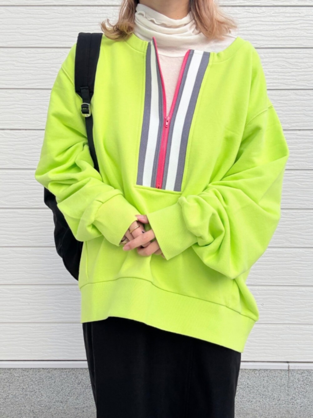 ブラック系のスカート、ホワイト系のTシャツ/カットソー、ブラック系のバックパック/リュックを着用したレディースの秋コーディネートの4枚目の写真
