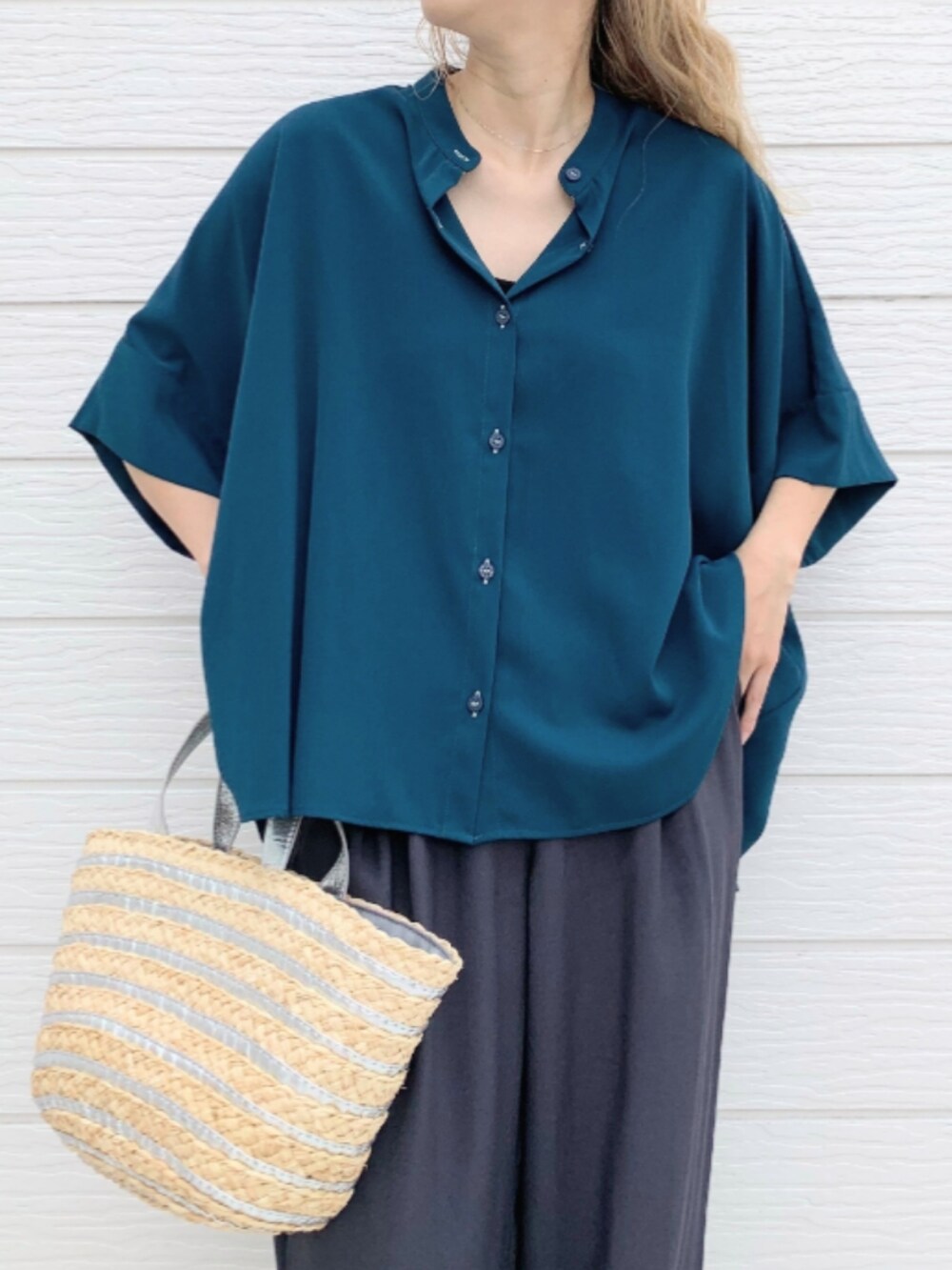 シルバー系のかごバッグ、グレー系のその他パンツ、グリーン系のシャツ/ブラウスを着用したレディースの春コーディネートの3枚目の写真