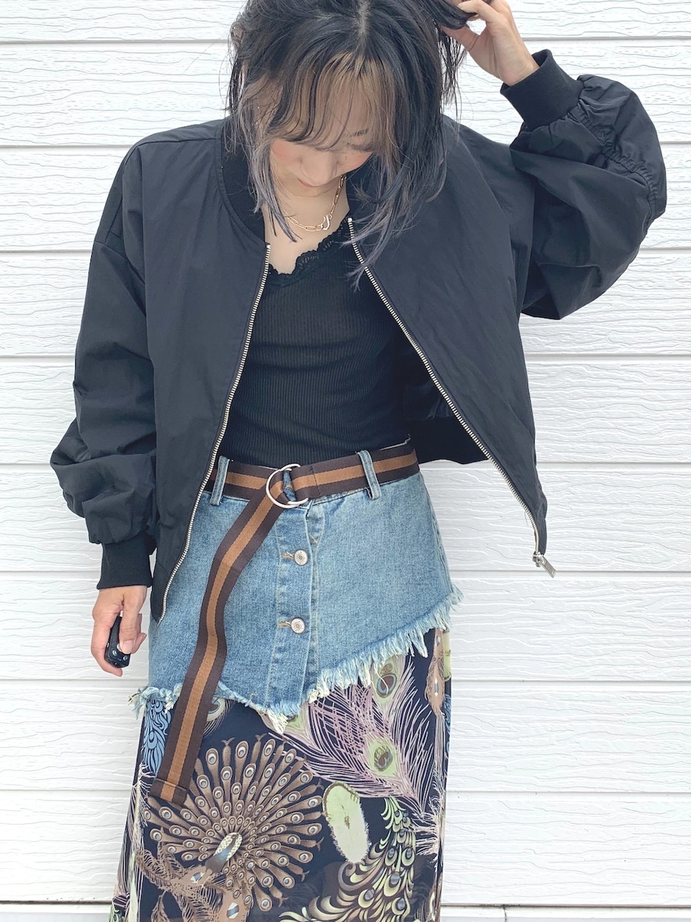 ベージュ系のショルダーバッグ、ブラック系のブルゾン、ブラック系のキャミソールを着用したレディースの夏コーディネートの2枚目の写真