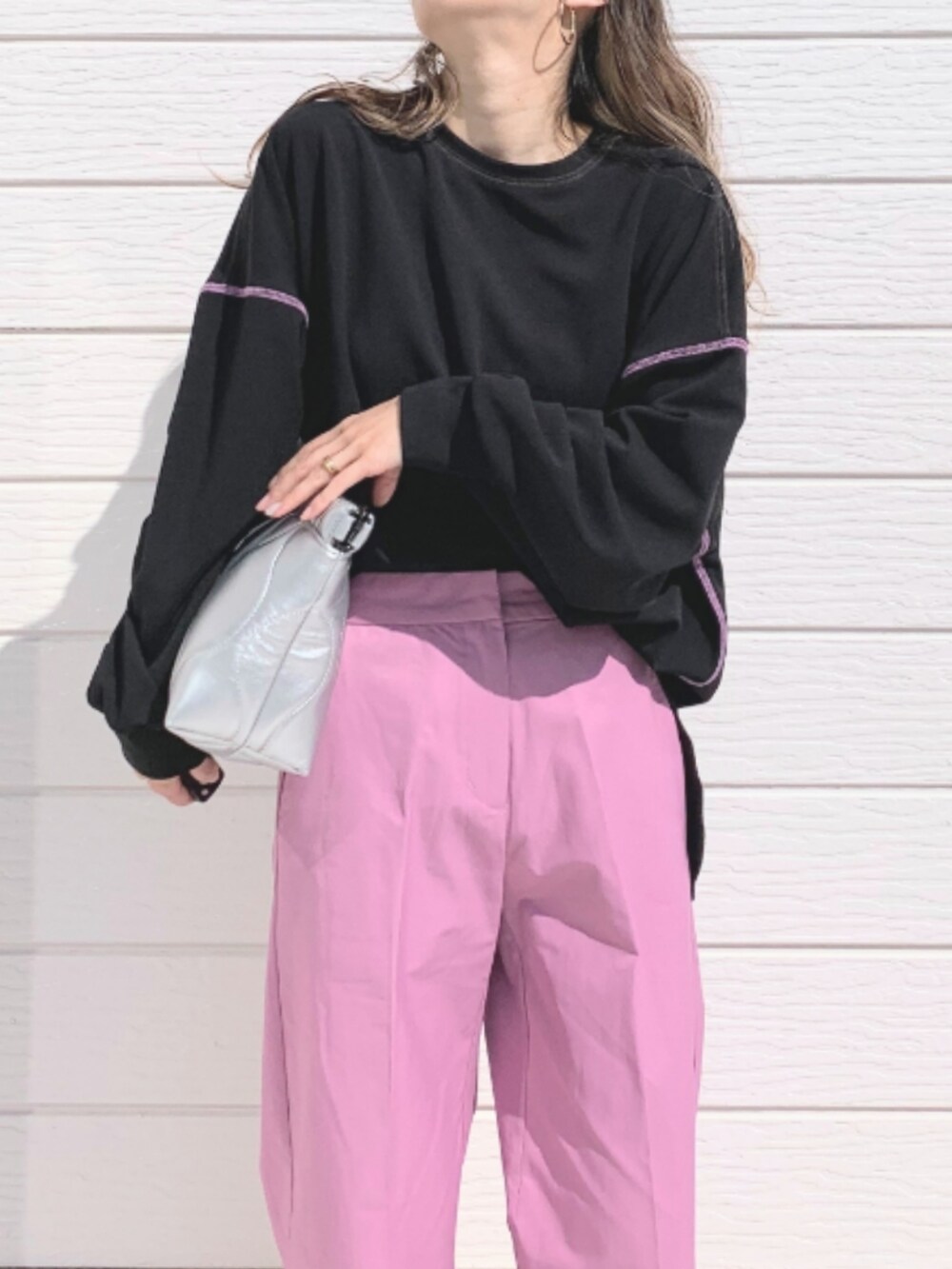 ブラック系のTシャツ/カットソー、シルバー系のクラッチバッグ、ピンク系のその他パンツを着用したレディースの春コーディネートの3枚目の写真