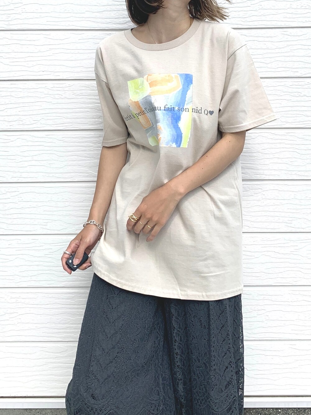 ベージュ系のサンダル、グレー系のその他パンツ、ベージュ系のTシャツ/カットソーを着用したレディースの夏コーディネートの2枚目の写真