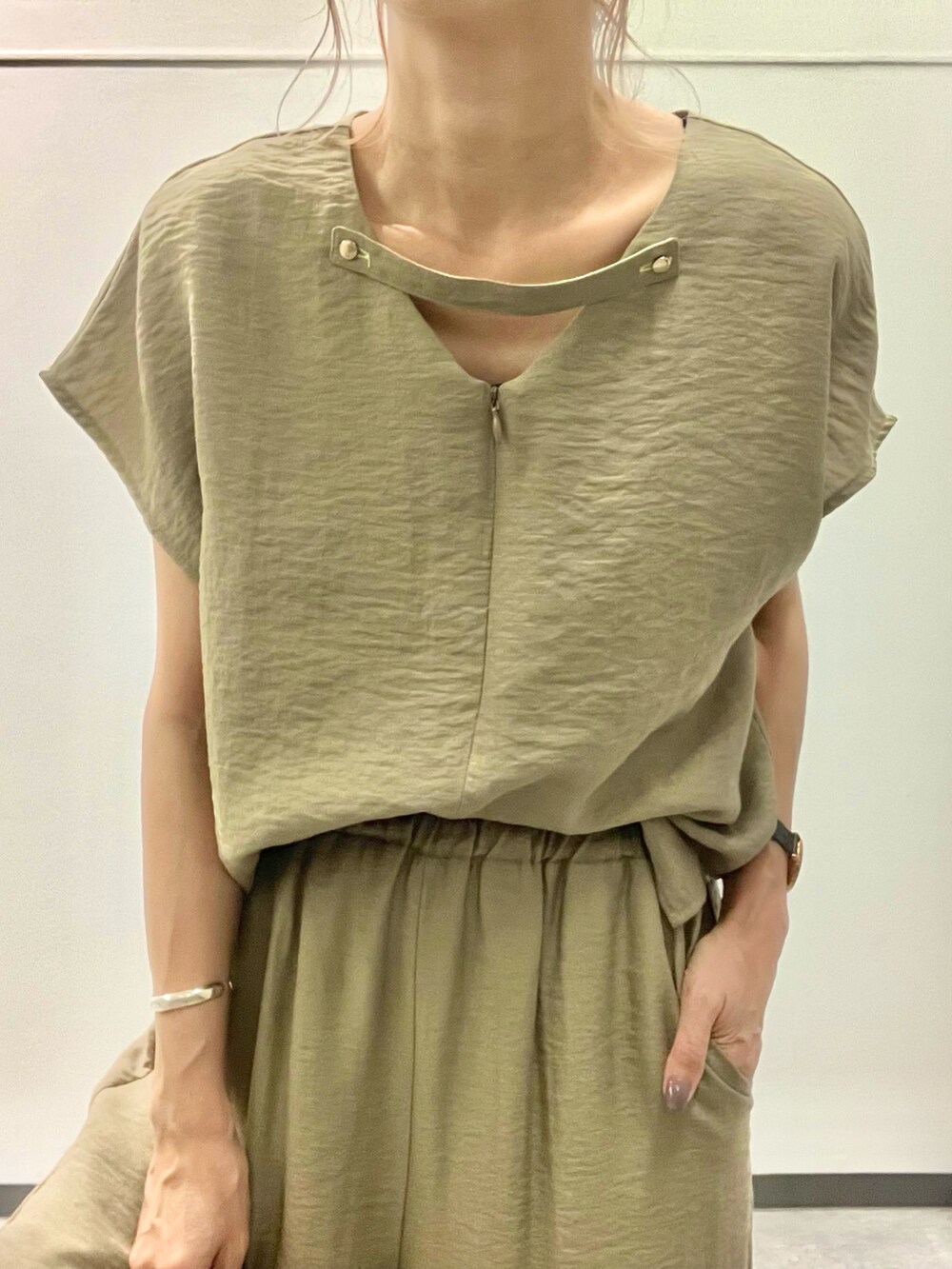 ベージュ系のトートバッグ、グリーン系のシャツ/ブラウス、グリーン系のその他パンツを着用したレディースの夏コーディネートの3枚目の写真