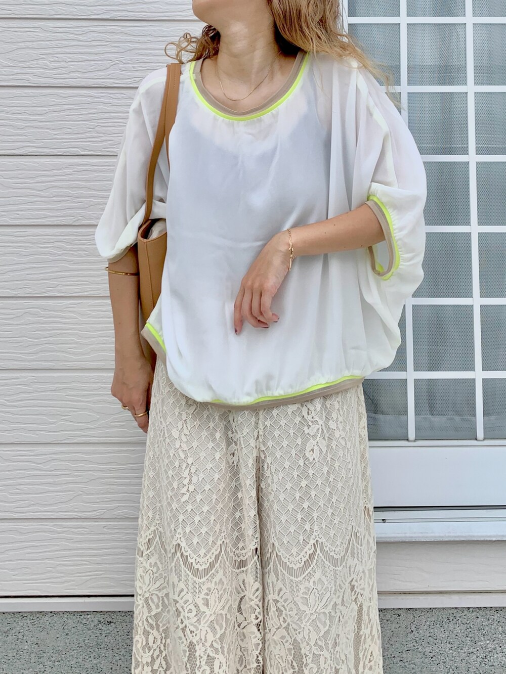 イエロー系のサンダル、ホワイト系のその他パンツ、ベージュ系のトートバッグを着用したレディースの夏コーディネートの5枚目の写真