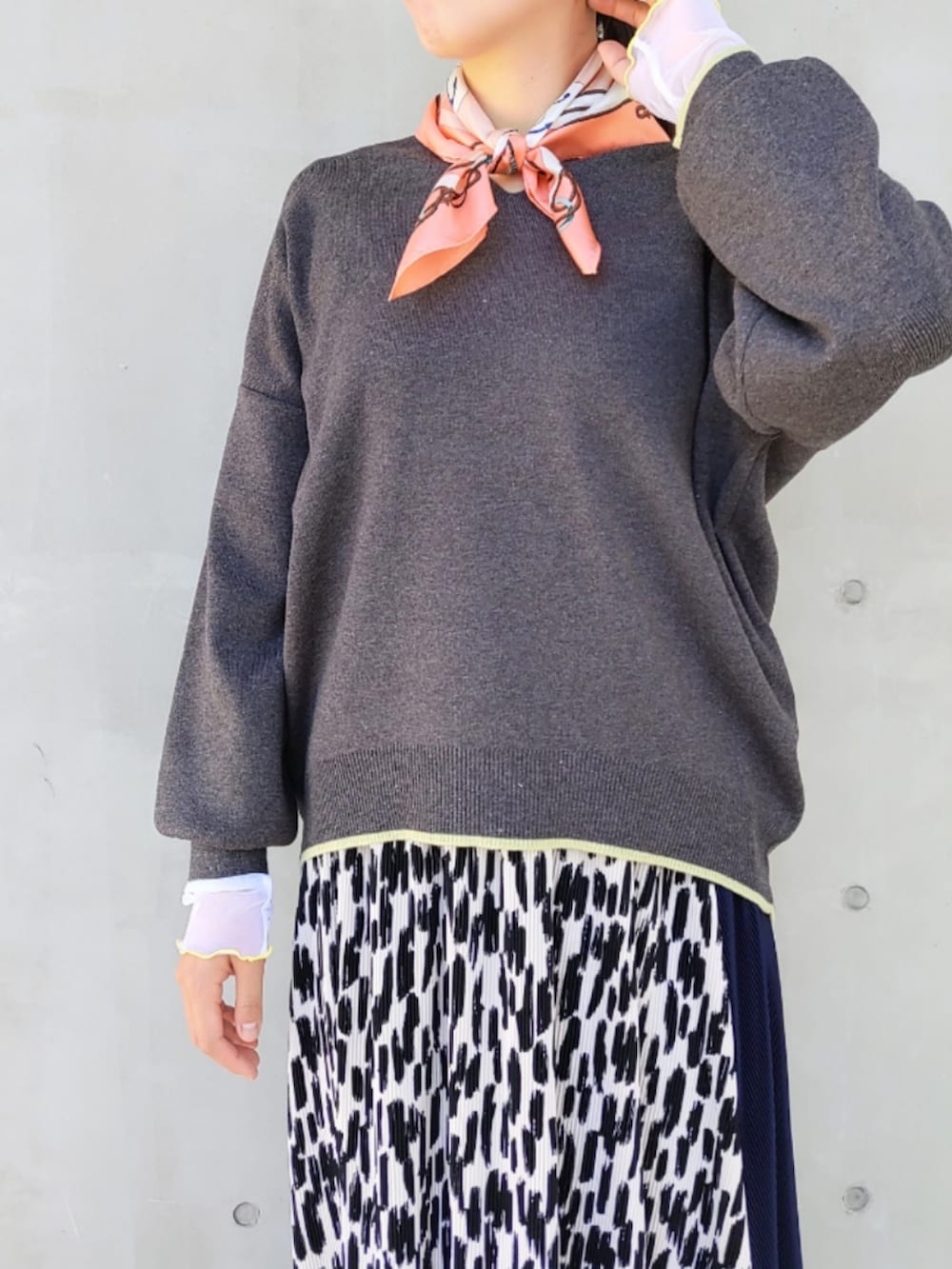 ベージュ系のトートバッグ、オレンジ系のエコバッグ/サブバッグ、ブルー系のスカートを着用したレディースの秋コーディネートの4枚目の写真