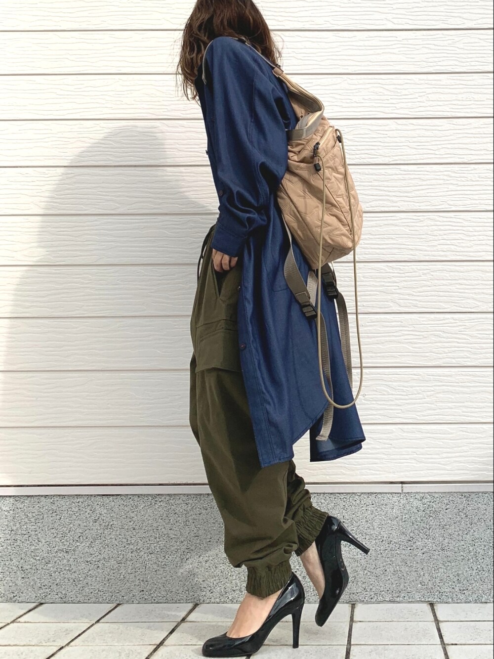 グリーン系のその他パンツ、ベージュ系のショルダーバッグ、ブルー系のシャツワンピースを着用したレディースの冬コーディネートの2枚目の写真