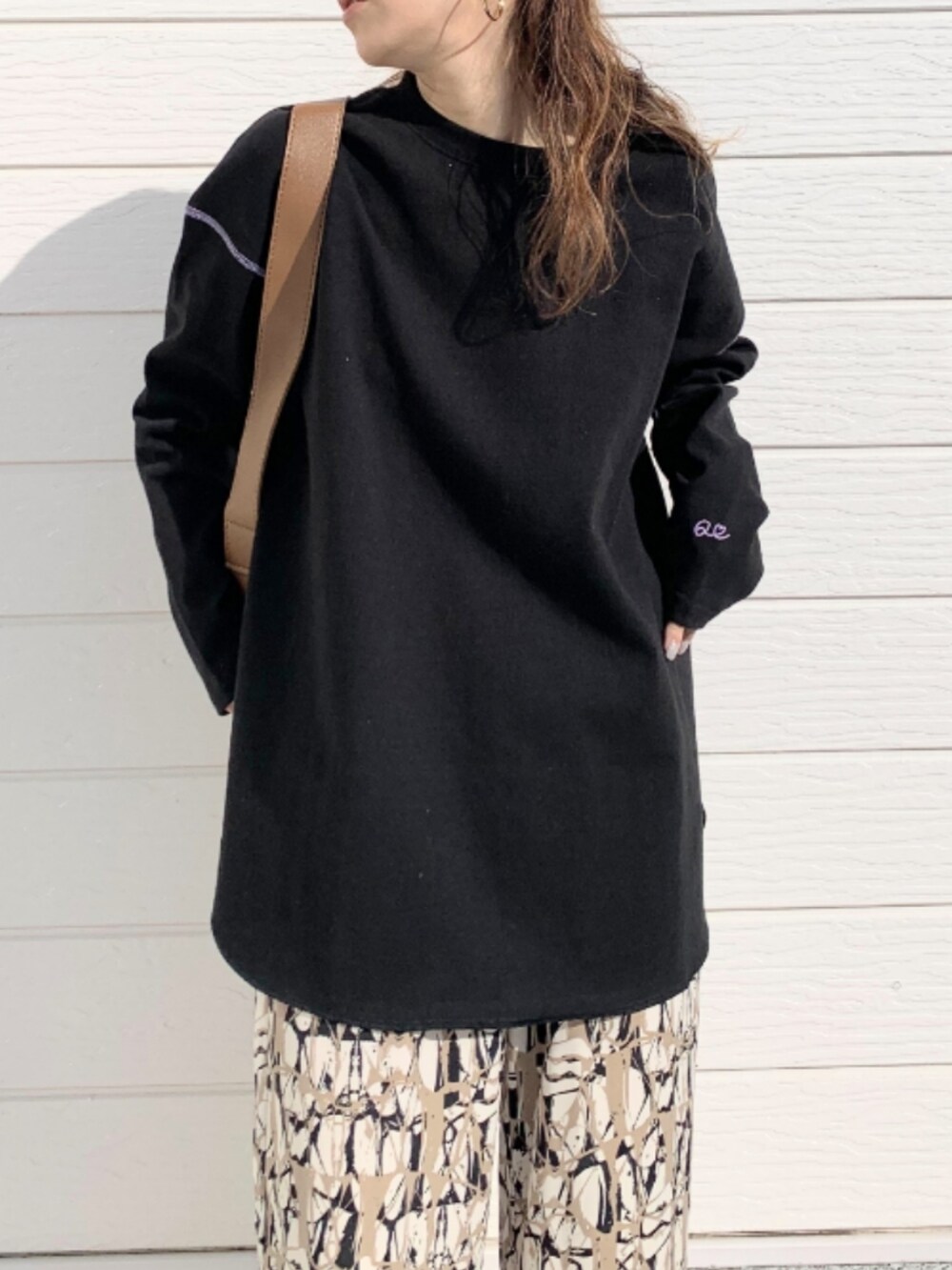 ブラック系のTシャツ/カットソー、イエロー系のトートバッグ、ブラウン系のその他パンツを着用したレディースの冬コーディネートの3枚目の写真