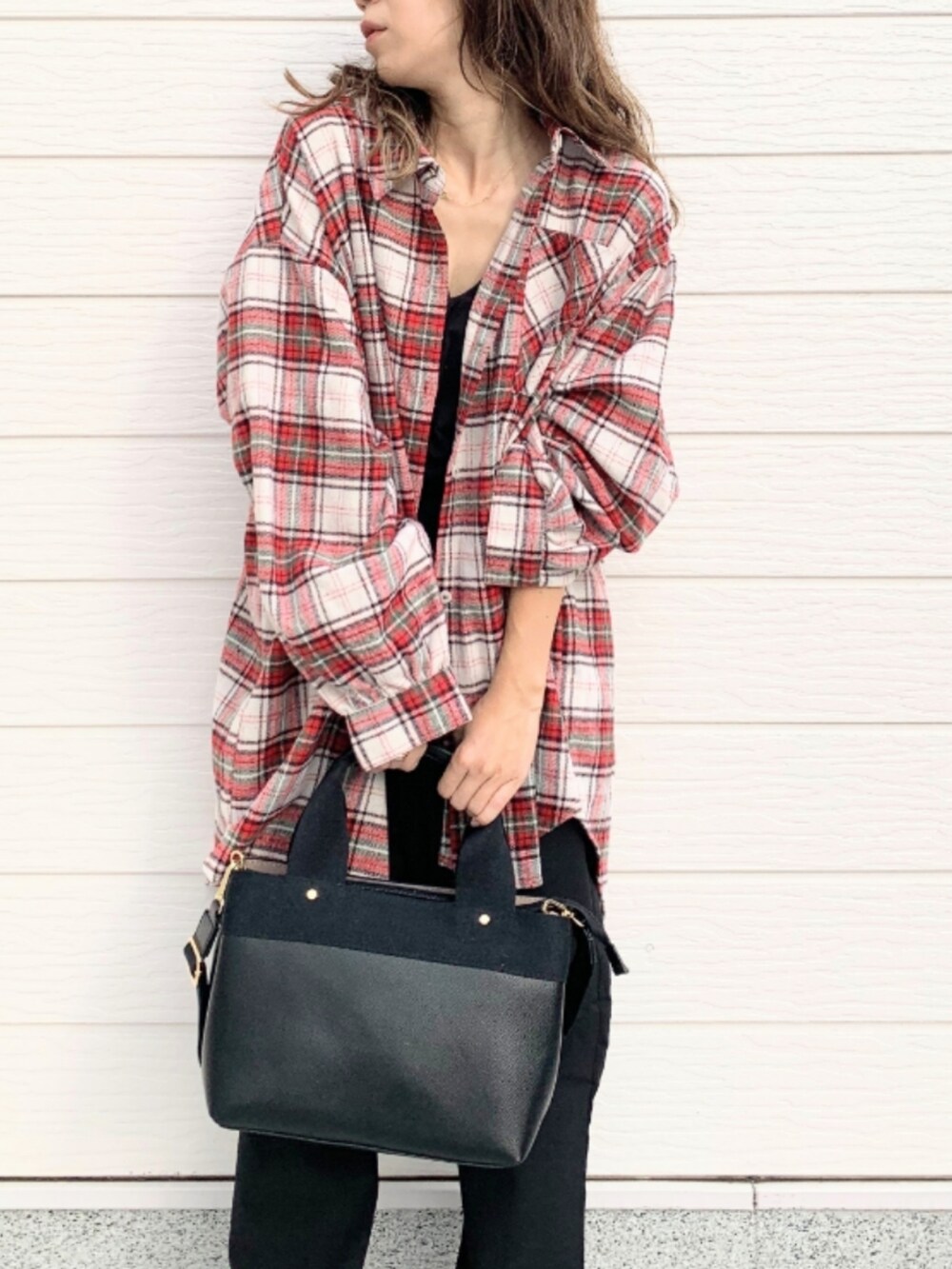 ブラック系のトートバッグ、ホワイト系のTシャツ/カットソー、レッド系のシャツ/ブラウスを着用したレディースの秋コーディネートの3枚目の写真