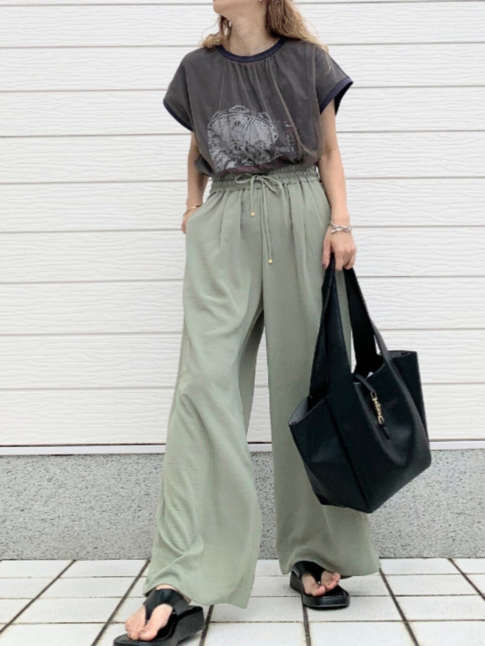 ホワイト系のTシャツ/カットソー、グリーン系のその他パンツ、ブラック系のトートバッグを着用したレディースの夏コーディネートの2枚目の写真