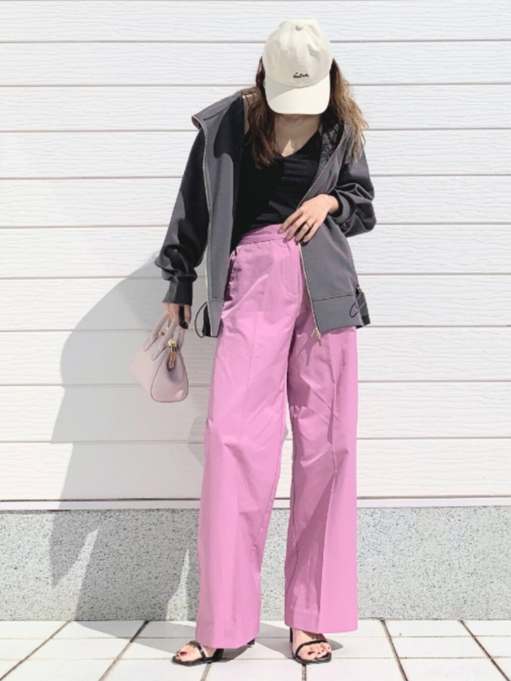 ブラック系のキャミソール、ピンク系のショルダーバッグ、グレー系のパーカーを着用したレディースの春コーディネートの2枚目の写真