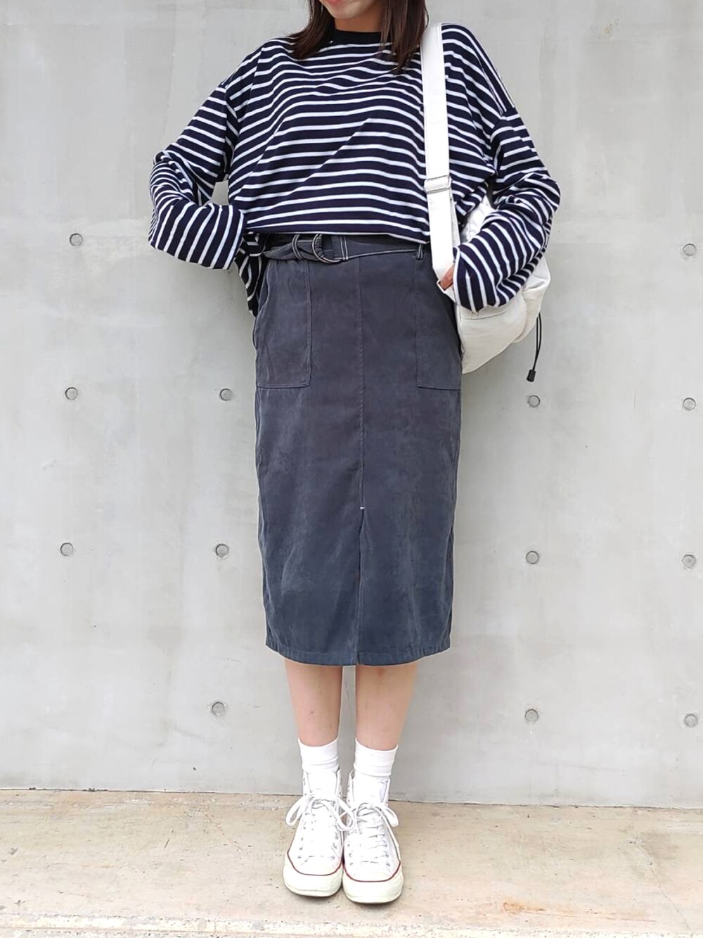 ブルー系のTシャツ/カットソー、ホワイト系のバックパック/リュック、ホワイト系のスニーカーを着用したレディースの秋コーディネートの2枚目の写真