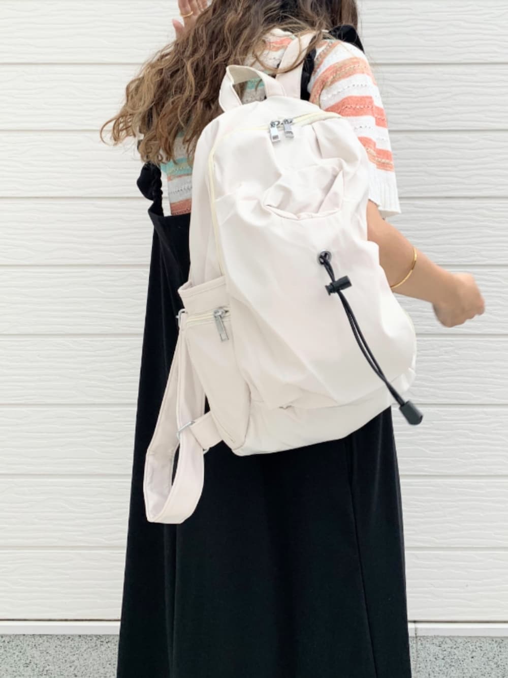ブラック系のサンダル、ホワイト系のバックパック/リュック、その他のニット/セーターを着用したレディースの夏コーディネートの4枚目の写真