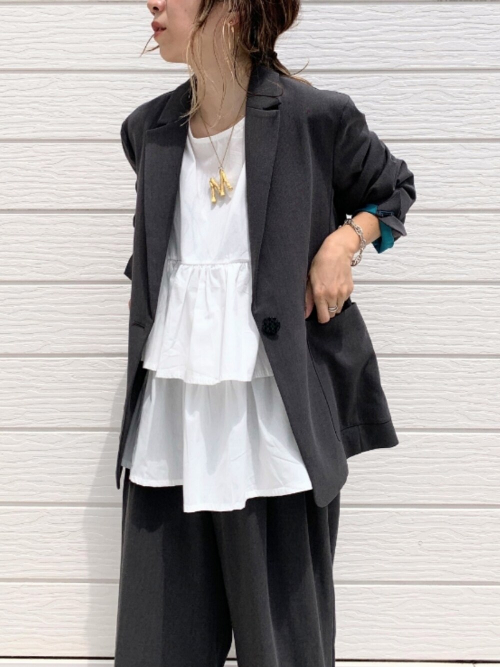 グレー系のその他パンツ、グレー系のテーラードジャケット、ホワイト系のシャツ/ブラウスを着用したレディースの夏コーディネートの4枚目の写真