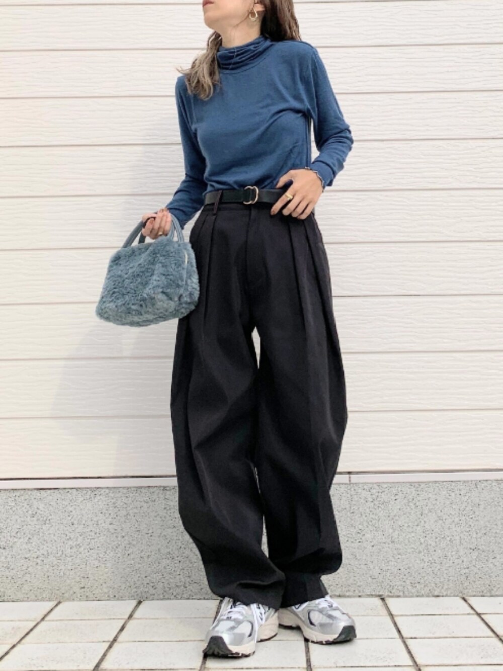 ブラック系のその他パンツ、シルバー系のスニーカー、グレー系のベストを着用したレディースの秋コーディネートの3枚目の写真