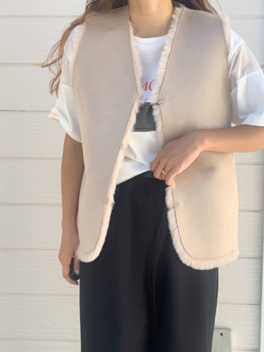 ベージュ系のベスト、ホワイト系のTシャツ/カットソー、ブラック系のその他パンツを着用したレディースの秋コーディネートの4枚目の写真