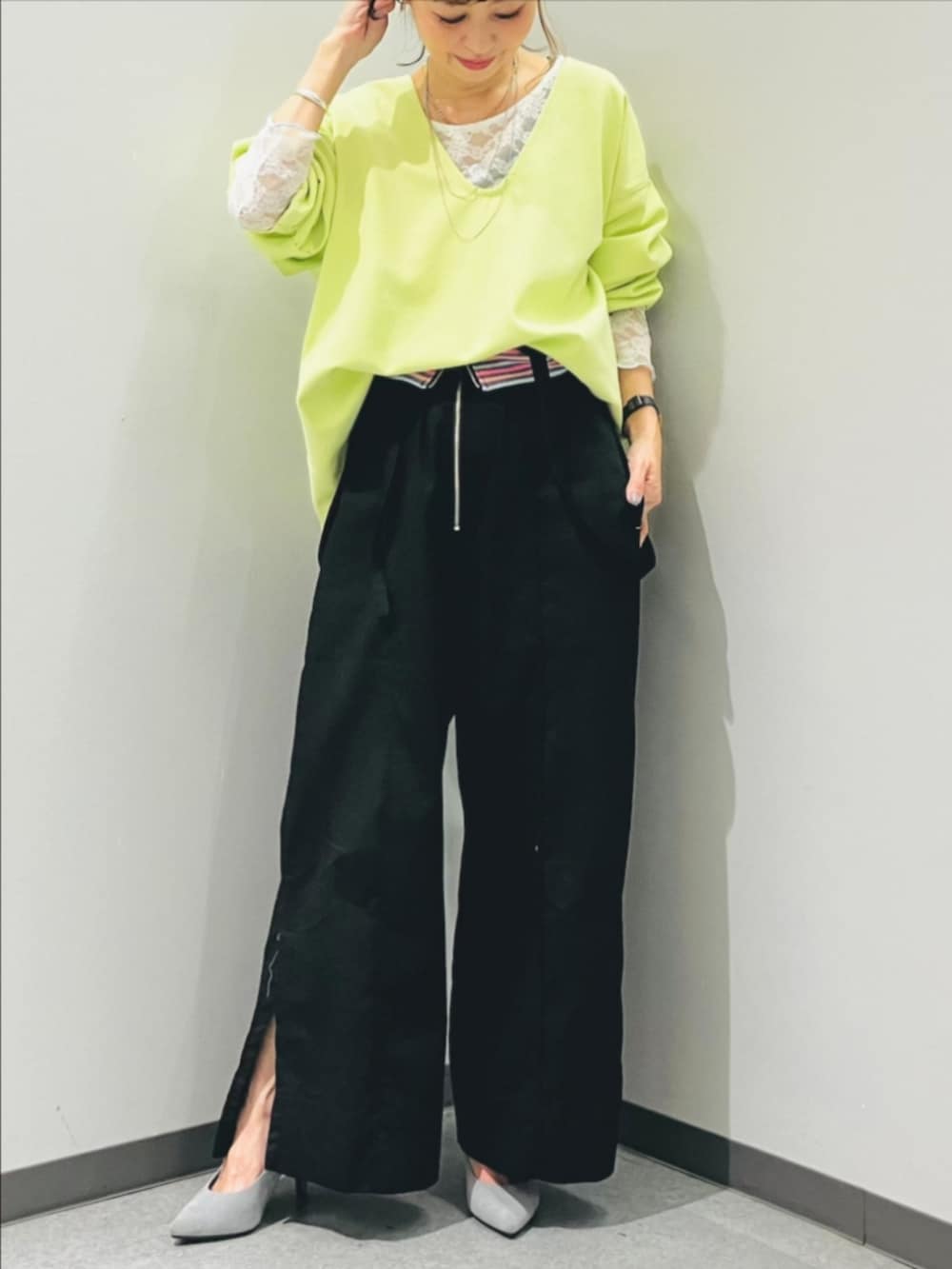 ホワイト系のTシャツ/カットソー、ブラック系のその他パンツ、グリーン系のTシャツ/カットソーを着用したレディースの春コーディネートの2枚目の写真