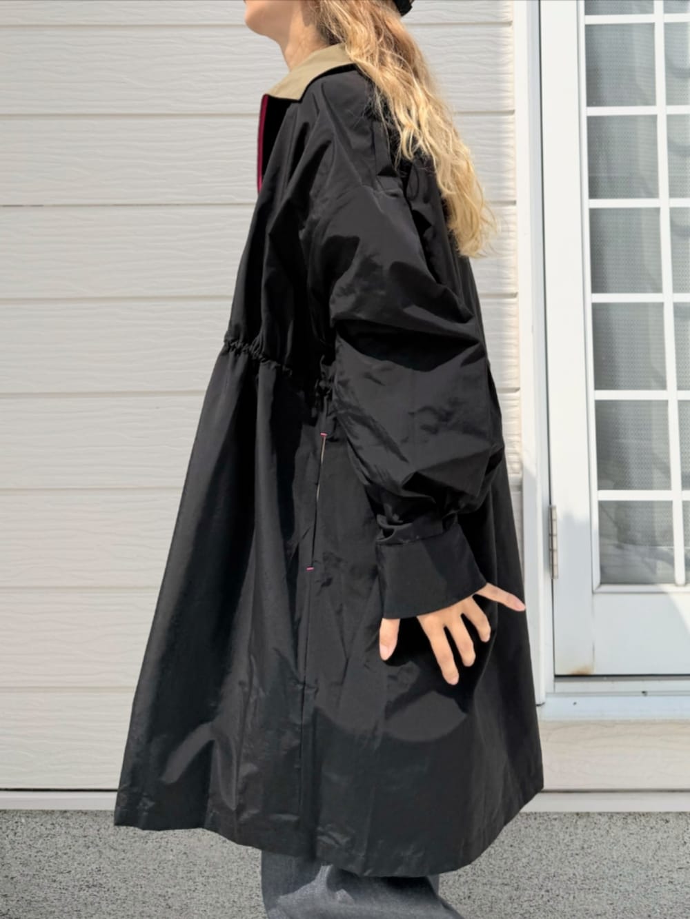 グレー系のデニムパンツ、ブラウン系のハンドバッグ、グレー系のTシャツ/カットソーを着用したレディースの夏コーディネートの4枚目の写真