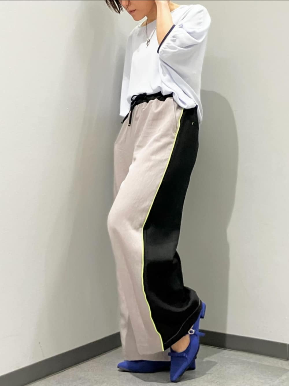 ブルー系のパンプス、ブルー系のシャツ/ブラウス、ベージュ系のその他パンツを着用したレディースの春コーディネートの2枚目の写真