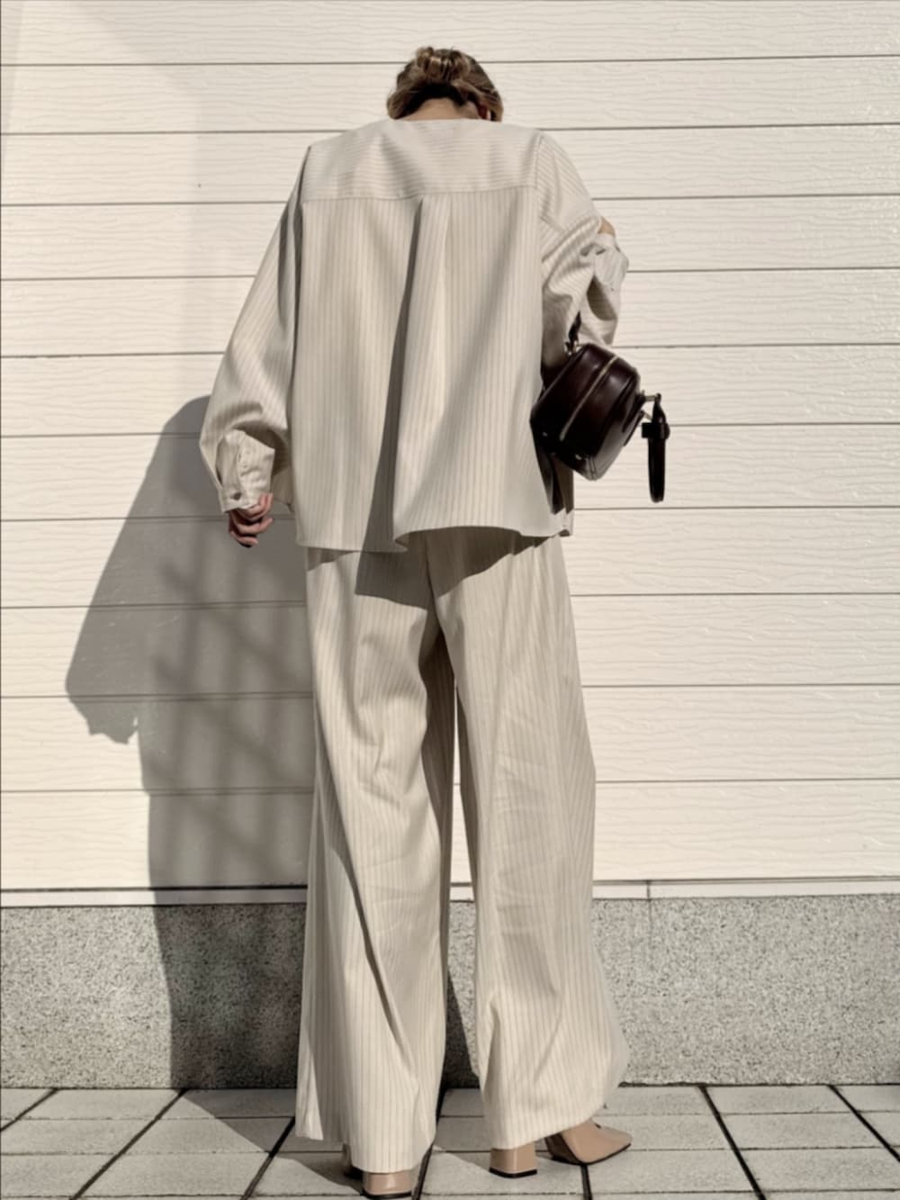 ホワイト系のTシャツ/カットソー、ベージュ系のノーカラージャケット、ベージュ系のその他パンツを着用したレディースの冬コーディネートの3枚目の写真