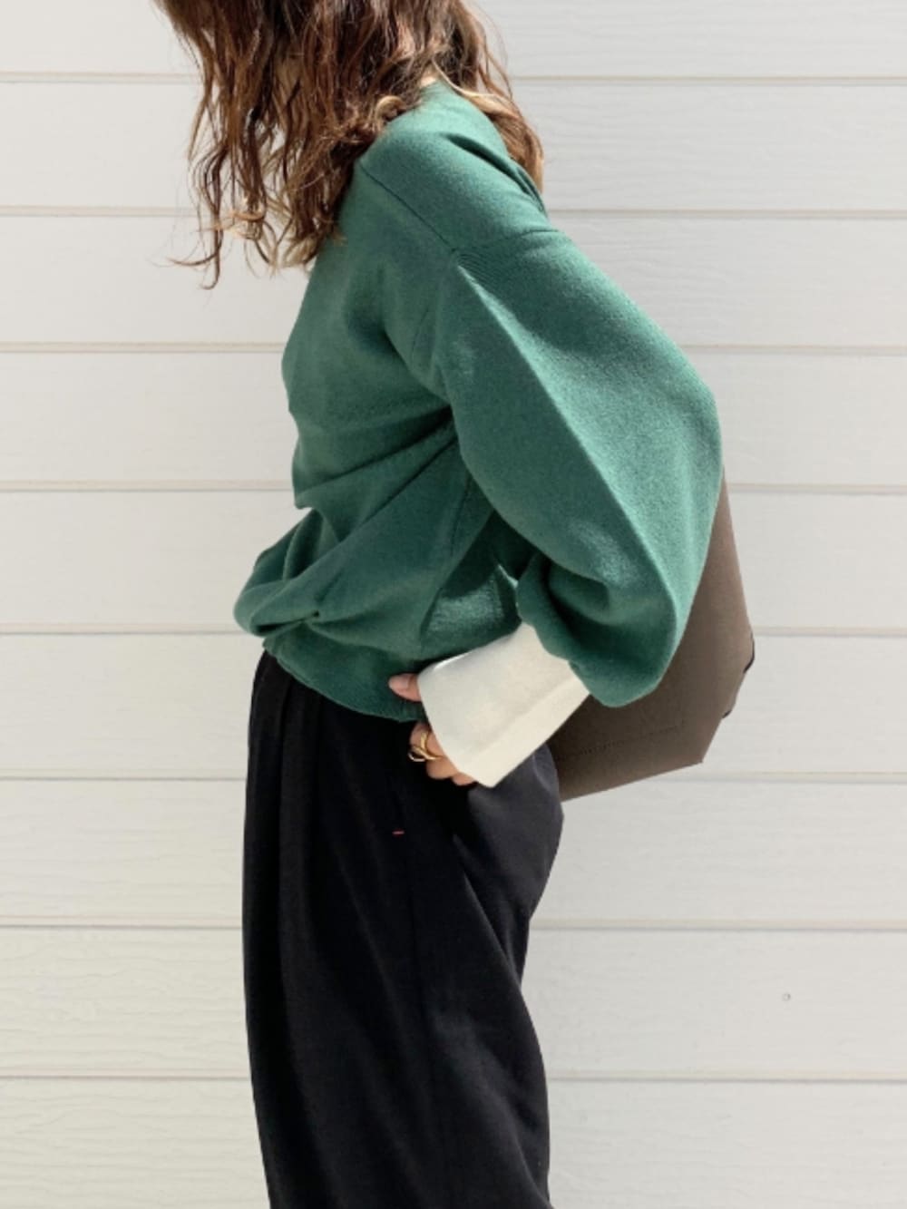 ブラック系のその他パンツ、ブラック系のサンダル、ベージュ系のショルダーバッグを着用したレディースの秋コーディネートの3枚目の写真