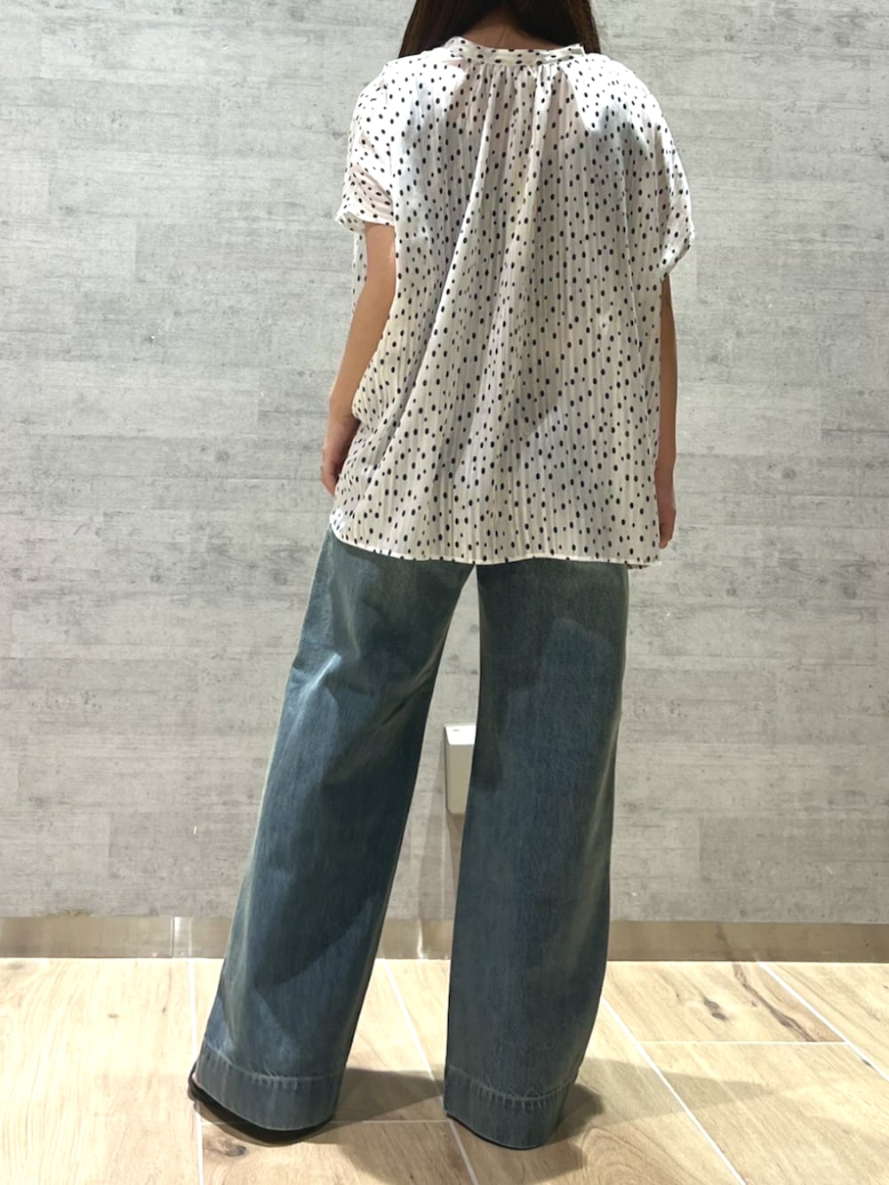 ブルー系のデニムパンツ、ホワイト系のシャツ/ブラウスを着用したレディースの夏コーディネートの2枚目の写真