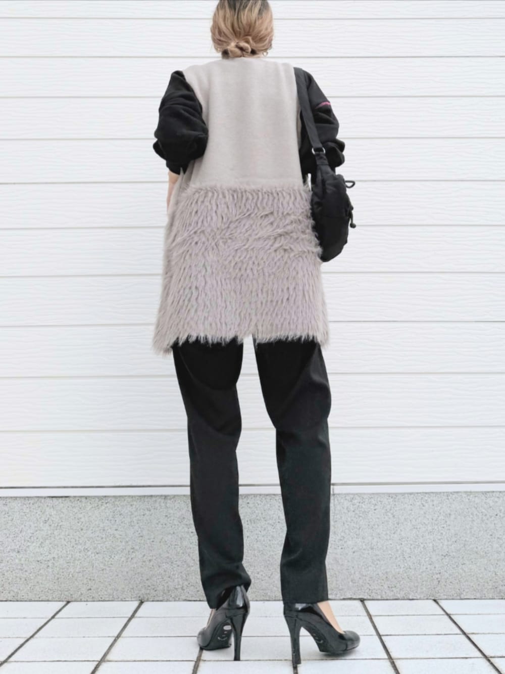 ブラック系のスウェット、ブラック系のその他パンツ、グレー系のベストを着用したレディースの秋コーディネートの3枚目の写真