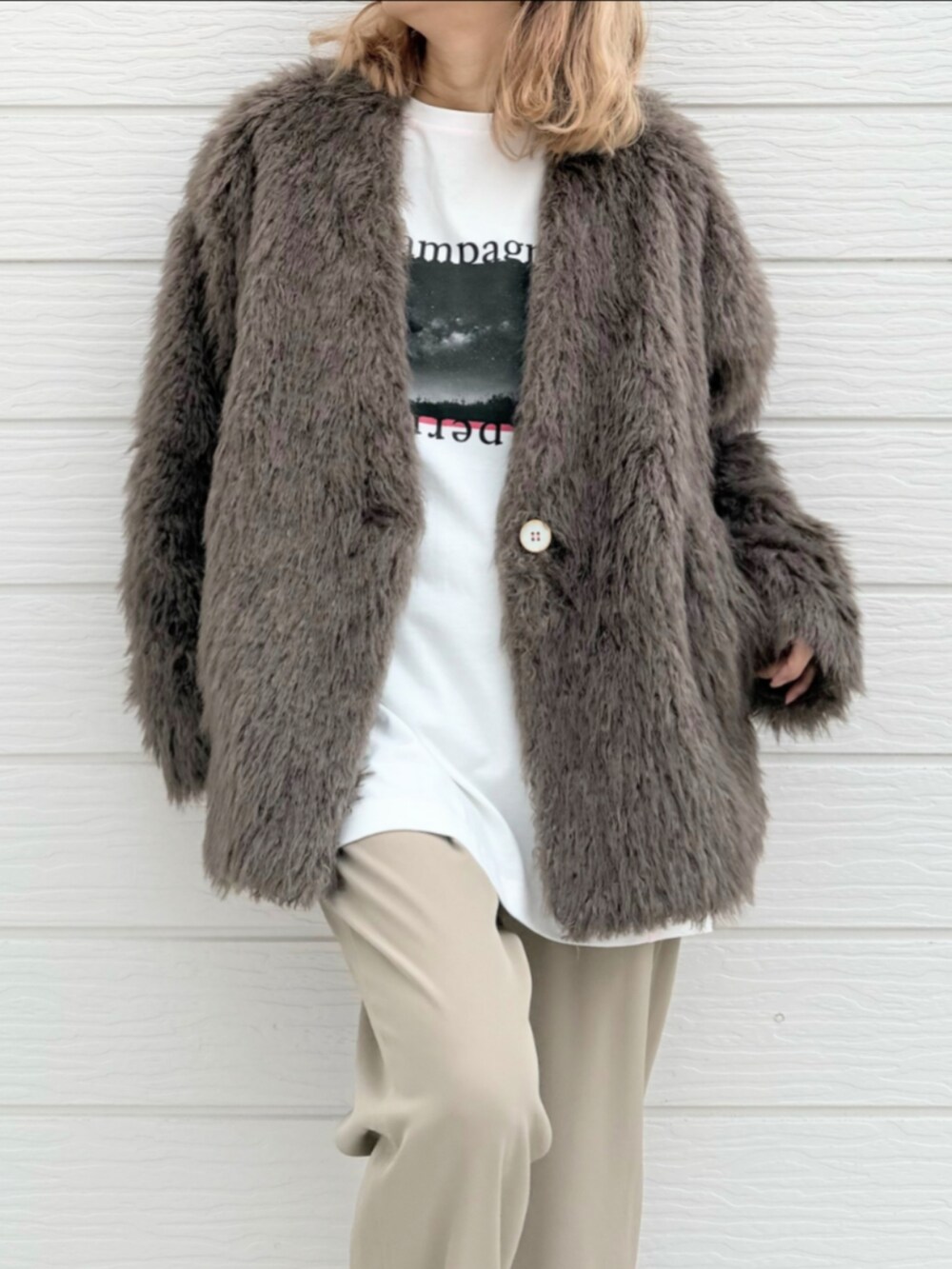 ベージュ系のその他パンツ、ブラウン系のブーツ、グリーン系のノーカラーコートを着用したレディースの秋コーディネートの4枚目の写真