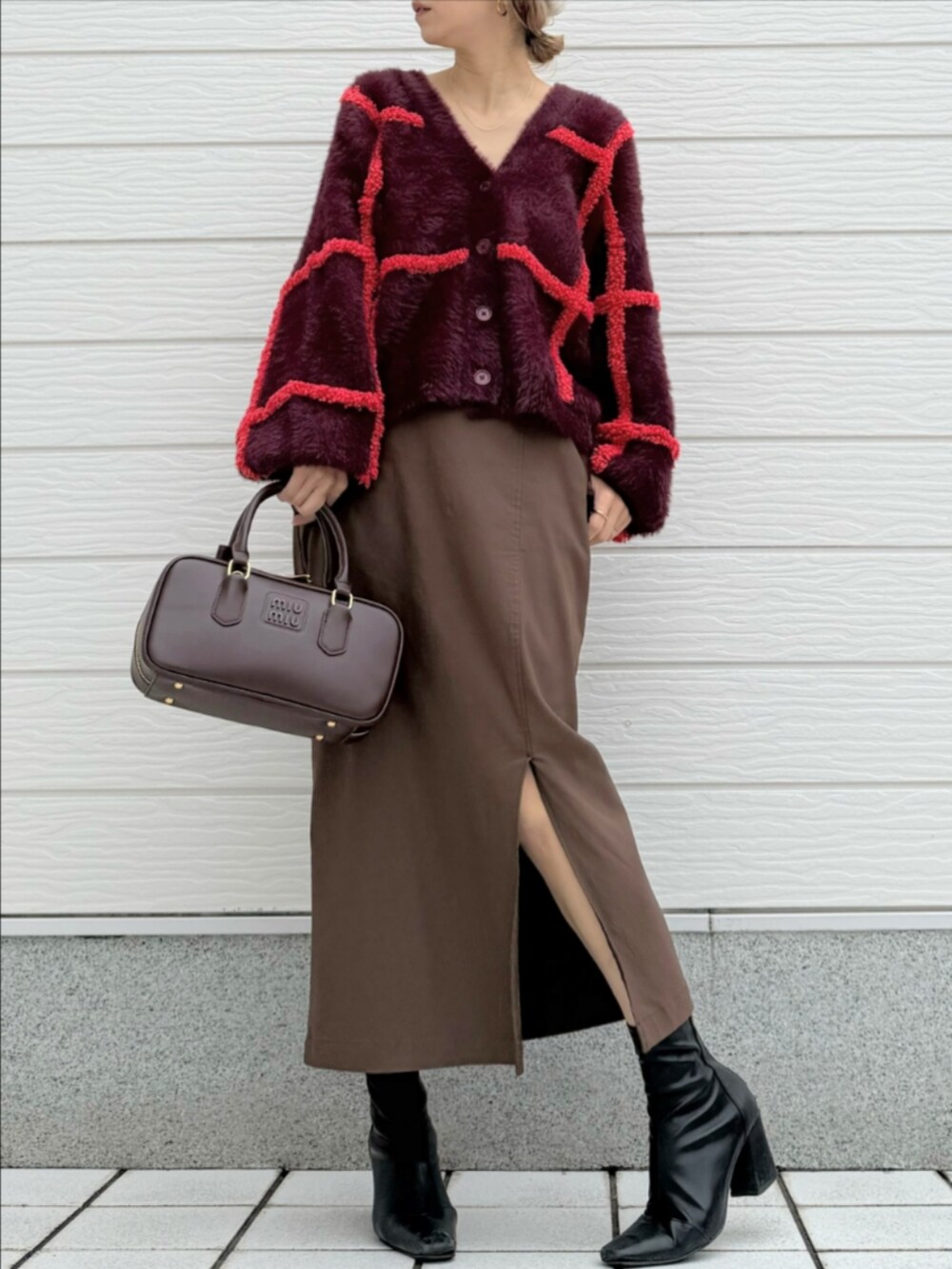 ブラウン系のスカート、ホワイト系のニットキャップ/ビーニーを着用したレディースの秋コーディネートの2枚目の写真