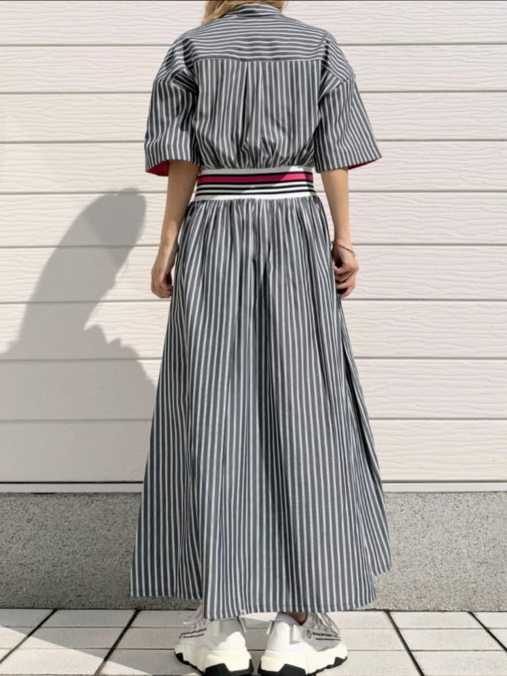 グレー系のトートバッグを着用したレディースの春コーディネートの3枚目の写真