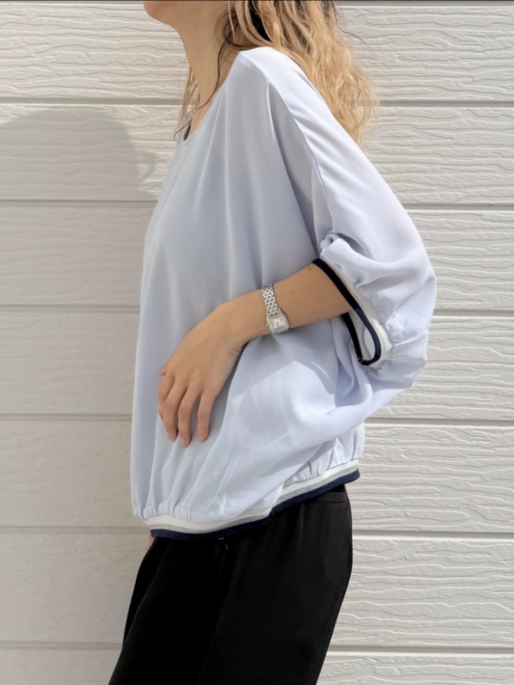 ブラック系のその他パンツ、ブルー系のシャツ/ブラウス、ブルー系のバンダナ/スカーフを着用したレディースの冬コーディネートの4枚目の写真