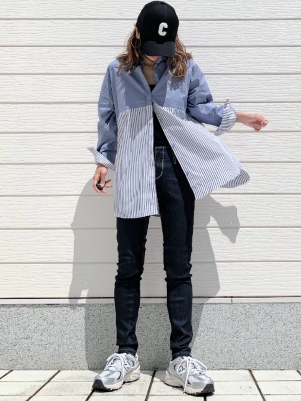 シルバー系のスニーカー、ブルー系のシャツ/ブラウス、ブルー系のデニムパンツを着用したレディースの夏コーディネートの2枚目の写真