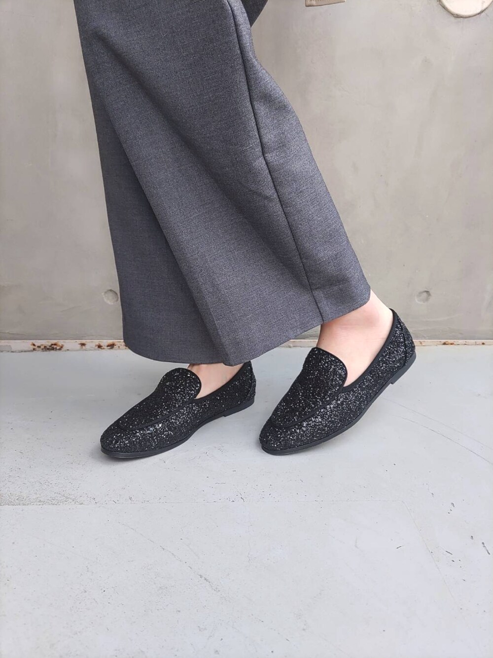 ブルー系のシャツ/ブラウス、グレー系のスラックス、ブラック系のローファーを着用したレディースの冬コーディネートの5枚目の写真